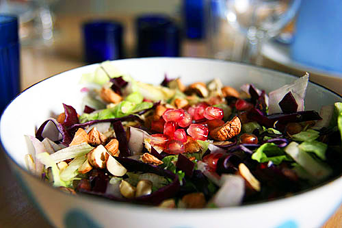 Salat med hasselnødder, granatæble og rødkål