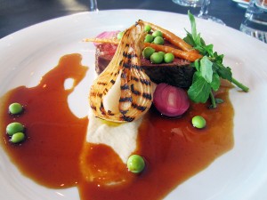Langtidsstegt okse med forårsløg og gastrik